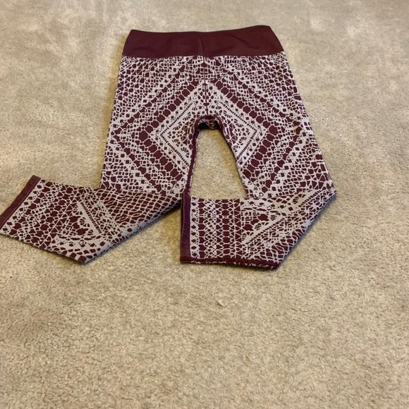 Fabletics High-Waisted Seamless Lace Capri Leggings Burgundy and Sand - Picture 3 of 13